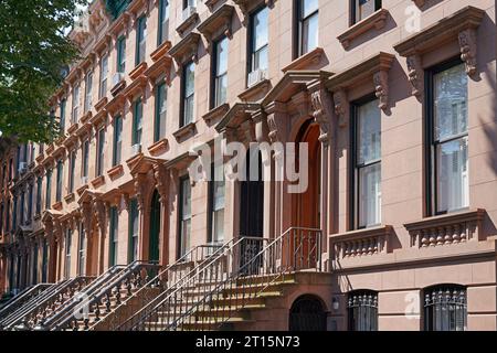 Straße mit altmodischen Brownstone-Stadthäusern in New York City Stockfoto