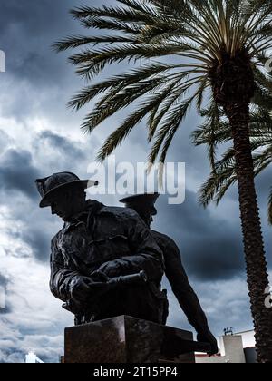 Feuerwehrstatue vor der Burbank Feuerwache Stockfoto