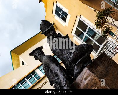 Feuerwehrstatue vor der Burbank Feuerwache Stockfoto