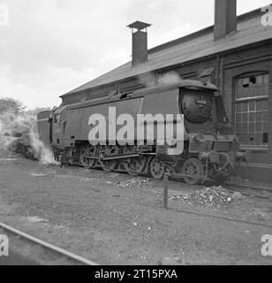 34018 und andere bei Basingstoke 1965-67 Stockfoto