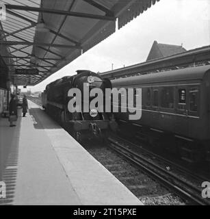 34018 und andere bei Basingstoke 1965-67 Stockfoto