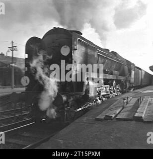 34018 und andere bei Basingstoke 1965-67 Stockfoto