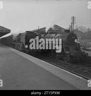 34018 und andere bei Basingstoke 1965-67 Stockfoto