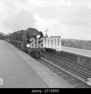 34018 und andere bei Basingstoke 1965-67 Stockfoto