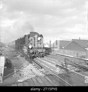 34018 und andere bei Basingstoke 1965-67 Stockfoto