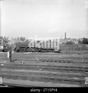 34018 und andere bei Basingstoke 1965-67 Stockfoto