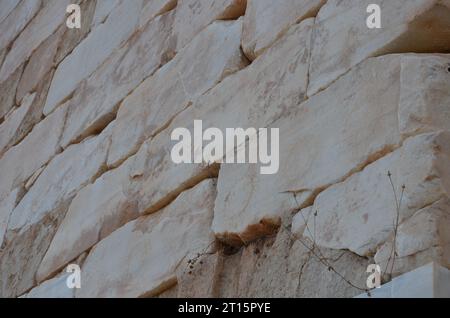 Inschriften auf der athenischen Schatzkammer, Delphi Stockfoto