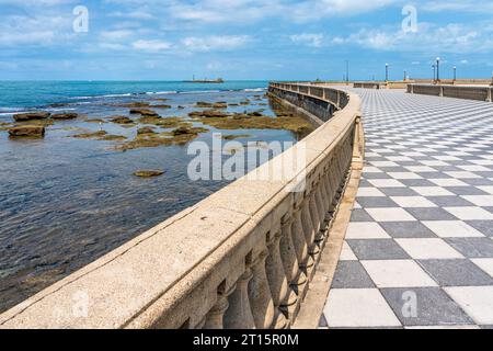 Malerischer Anblick der wunderschönen Mascagni Terrance in der Stadt Livorno an einem sonnigen Sommermorgen. Toskana, Italien. Stockfoto