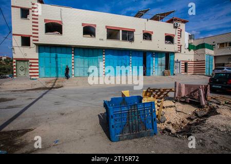 Tulkarm, Palästina. Oktober 2023. Ein Haus, das mit Fragmenten von Raketen gefüllt ist, die von der palästinensischen Hamas-Bewegung auf israelisches Gebiet abgefeuert wurden, in Baqa al-Sharqiya, nahe der Stadt Tulkarm im Westjordanland. Es gab Konfrontationen zwischen der Hamas-Bewegung in Gaza und den israelischen Truppen, gefolgt von Luftangriffen und dem Abfeuern Tausender Raketen, die zum Tod eines Palästinensers Ali Alian (30 Jahre alt) im Westjordanland-Dorf führten. Quelle: SOPA Images Limited/Alamy Live News Stockfoto