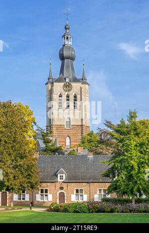 Beguinage von Aarschot aus dem 17. Jahrhundert und Brabantinische gotische Kirche unserer Lieben Frau / Onze-Lieve-Vrouwekerk, Flämisch-Brabant in Flandern, Belgien Stockfoto