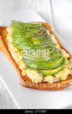 Sandwich mit Ciabatta, Rührei und Avocado Stockfoto