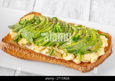 Sandwich mit Ciabatta, Rührei und Avocado Stockfoto