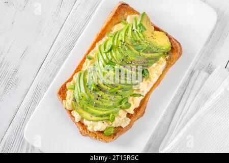 Sandwich mit Ciabatta, Rührei und Avocado Stockfoto