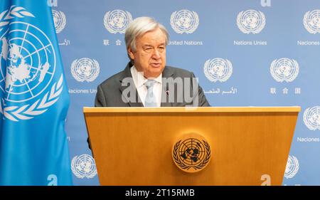 New York, USA. Oktober 2023. Generalsekretär Antonio Guterres gibt am 11. Oktober 2023 im Hauptquartier der Vereinten Nationen in New York eine Erklärung zur Lage im Nahen Osten nach dem Terroranschlag der Hamas auf Israel ab. Er bekräftigte seine Sorge um den Schutz des zivilen Lebens, dankte Ägypten für seine Hilfe über Rafah beim Einmarsch in Gaza und erklärte, dass humanitäre Hilfe für die Menschen in Gaza bereitgestellt werden sollte. (Foto: Lev Radin/SIPA USA) Credit: SIPA USA/Alamy Live News Stockfoto