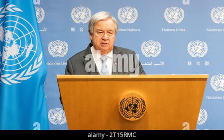 New York, USA. Oktober 2023. Generalsekretär Antonio Guterres gibt am 11. Oktober 2023 im Hauptquartier der Vereinten Nationen in New York eine Erklärung zur Lage im Nahen Osten nach dem Terroranschlag der Hamas auf Israel ab. Er bekräftigte seine Sorge um den Schutz des zivilen Lebens, dankte Ägypten für seine Hilfe über Rafah beim Einmarsch in Gaza und erklärte, dass humanitäre Hilfe für die Menschen in Gaza bereitgestellt werden sollte. (Foto: Lev Radin/SIPA USA) Credit: SIPA USA/Alamy Live News Stockfoto