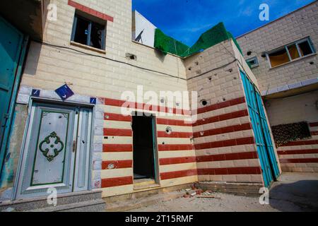 Tulkarm, Palästina. Oktober 2023. Ein Haus, das mit Fragmenten von Raketen gefüllt ist, die von der palästinensischen Hamas-Bewegung auf israelisches Gebiet abgefeuert wurden, in Baqa al-Sharqiya, nahe der Stadt Tulkarm im Westjordanland. Es gab Konfrontationen zwischen der Hamas-Bewegung in Gaza und den israelischen Truppen, gefolgt von Luftangriffen und dem Abfeuern Tausender Raketen, die zum Tod eines Palästinensers Ali Alian (30 Jahre alt) im Westjordanland-Dorf führten. (Foto: Nasser Ishtayeh/SOPA Images/SIPA USA) Credit: SIPA USA/Alamy Live News Stockfoto