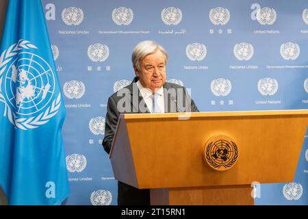 New York, USA. Oktober 2023. Generalsekretär Antonio Guterres gibt am 11. Oktober 2023 im Hauptquartier der Vereinten Nationen in New York eine Erklärung zur Lage im Nahen Osten nach dem Terroranschlag der Hamas auf Israel ab. Er bekräftigte seine Sorge um den Schutz des zivilen Lebens, dankte Ägypten für seine Hilfe über Rafah beim Einmarsch in Gaza und erklärte, dass humanitäre Hilfe für die Menschen in Gaza bereitgestellt werden sollte. (Foto: Lev Radin/SIPA USA) Credit: SIPA USA/Alamy Live News Stockfoto