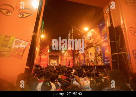 Kolkata, Westbengalen, Indien - 4h Oktober 2022: Hinduistische Anhänger versammelten sich auf der geschmückten und beleuchteten Straße während der Durga-Puja-Festivalnacht Stockfoto