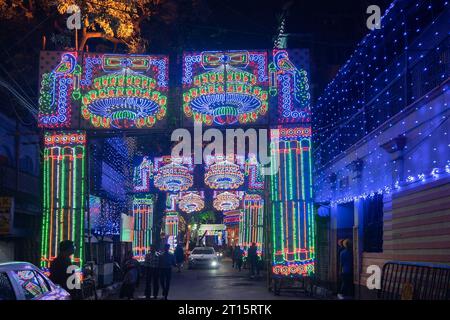 Kolkata, Westbengalen, Indien- 4h Oktober 2022 : geschmückte und beleuchtete Straße während der Durga Puja-Festivalnacht. Durga puja ist das größte Festival. Stockfoto