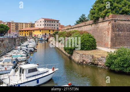 Malerische Aussicht in der schönen Stadt Livorno in der Nähe der Fortezza Nuova, an einem Sommermorgen. Toskana, Italien. Stockfoto