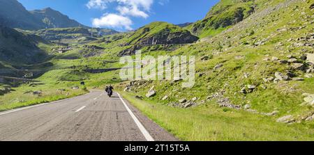 Motorradfahrer fahren die Transfagarasan-Straße in einer majestätischen Berglandschaft in Rumänien. Stockfoto