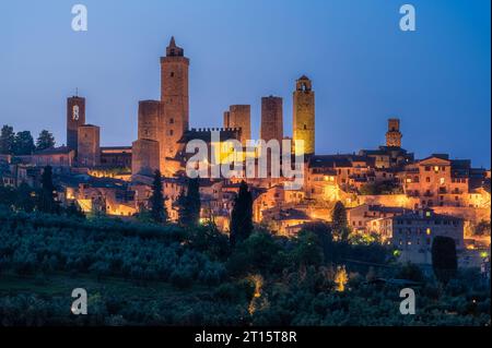 Die wunderbare Stadt San Giminiano mit all ihren Türmen, die an einem Sommerabend beleuchtet werden. Provinz Siena, Toskana, Italien. Stockfoto