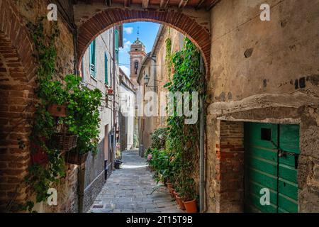 Malerische Aussicht im kleinen Dorf Scrofiano in der Nähe von Sinalunga. Provinz Siena, Toskana, Italien. Stockfoto