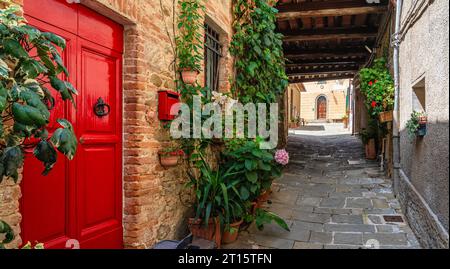 Malerische Aussicht im kleinen Dorf Scrofiano in der Nähe von Sinalunga. Provinz Siena, Toskana, Italien. Stockfoto