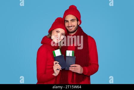 Winterreisen. Glückliches Junges Paar, Das Pässe Mit Bordkarten Hält Stockfoto