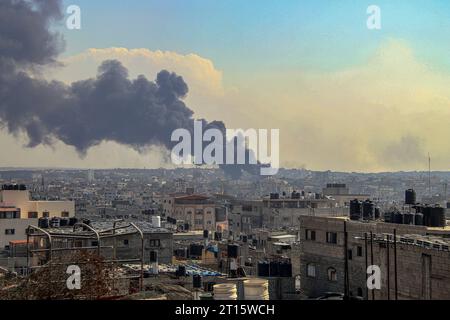 Gaza, Palästina. Oktober 2023. Rauch und Flammen, nachdem israelische Truppen einen Hochhaus-Turm in Gaza-Stadt getroffen haben. Palästinensische Militante haben einen "Krieg" gegen Israel begonnen, indem sie aus dem blockierten Gazastreifen über Luft, See und Land infiltrieren, sagten israelische Beamte. Eine große Eskalation im israelisch-palästinensischen Konflikt. (Kreditbild: © Hashem Zimmo/TheNEWS2 via ZUMA Press Wire) NUR REDAKTIONELLE VERWENDUNG! Nicht für kommerzielle ZWECKE! Stockfoto