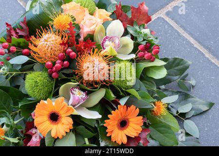 Blumenarrangements in Herbstfarben. Stockfoto