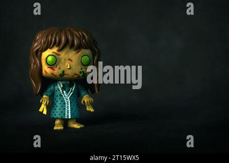 Funko POP Vinyl Figuren von Regan aus dem Film der Exorzist auf schwarzem Hintergrund. Illustratives Editorial der Funko Pop Actionfigur Stockfoto