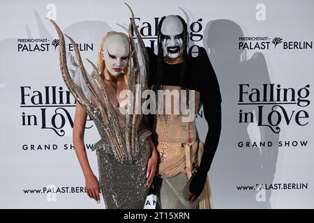 Berlin, Deutschland. Oktober 2023. Das Duo Fecal Matter kommt zur Premiere „Falling - in Love“ im Friedrichstadt-Palast. Quelle: Jens Kalaene/dpa/Alamy Live News Stockfoto