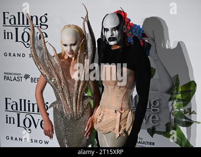 Berlin, Deutschland. Oktober 2023. Das Duo Fecal Matter kommt zur Premiere „Falling - in Love“ im Friedrichstadt-Palast. Quelle: Jens Kalaene/dpa/Alamy Live News Stockfoto