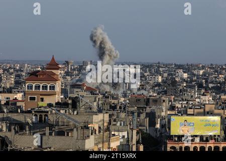 Khan Yunis, Palästinensische Gebiete. Oktober 2023. Der Rauch steigt nach israelischen Luftangriffen auf die Stadt Khan Yunis im südlichen Gazastreifen. Abed Rahim Khatib/dpa/Alamy Live News Stockfoto