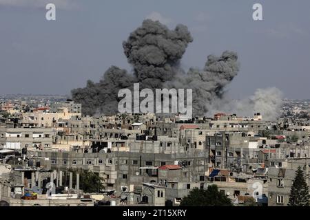 Khan Yunis, Palästinensische Gebiete. Oktober 2023. Der Rauch steigt nach israelischen Luftangriffen auf die Stadt Khan Yunis im südlichen Gazastreifen. Abed Rahim Khatib/dpa/Alamy Live News Stockfoto