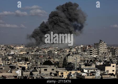 Khan Yunis, Palästinensische Gebiete. Oktober 2023. Der Rauch steigt nach israelischen Luftangriffen auf die Stadt Khan Yunis im südlichen Gazastreifen. Abed Rahim Khatib/dpa/Alamy Live News Stockfoto