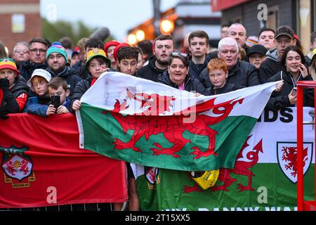 Walisische Fans bereiten sich darauf vor, den Spieler vor dem Internationalen Freundschaftsspiel Wales gegen Gibraltar in Stok CAE Ras, Wrexham, Großbritannien, am 11. Oktober 2023 (Foto: Craig Thomas/News Images) in, am 10.11.2023, zu begrüßen. (Foto: Craig Thomas/News Images/SIPA USA) Credit: SIPA USA/Alamy Live News Stockfoto