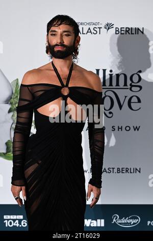 Berlin, Deutschland. Oktober 2023. Conchita Wurst kommt zur Premiere von „Falling - in Love“ im Friedrichstadt-Palast. Quelle: Jens Kalaene/dpa/Alamy Live News Stockfoto