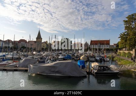 Lindau Hafen am Bodensee mit Schiffen, Häusern, Hafeneinfahrt und Cafés im Sommer Stockfoto