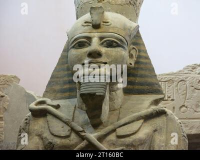 Nahaufnahme des Kopfes der riesigen Statue von Ramses II. Im Nubischen Museum in Assuan, im typischen Stil der Pharaonen des alten Ägypten. Stockfoto