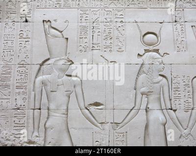 Cloe-up von Reliefschnitzereien von Horus und Hathor im alten ägyptischen Tempel von Edfu, erbaut in der ptolemäischen Zeit am Westufer des Nils. Stockfoto