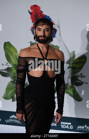 Berlin, Deutschland. Oktober 2023. Conchita Wurst kommt zur Premiere von „Falling - in Love“ im Friedrichstadt-Palast. Quelle: Jens Kalaene/dpa/Alamy Live News Stockfoto