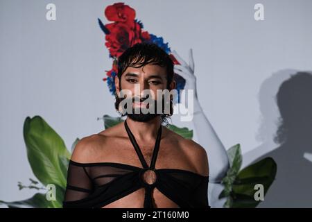 Berlin, Deutschland. Oktober 2023. Conchita Wurst kommt zur Premiere von „Falling - in Love“ im Friedrichstadt-Palast. Quelle: Jens Kalaene/dpa/Alamy Live News Stockfoto