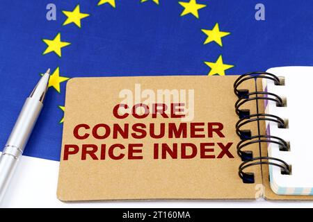 Wirtschafts- und Finanzkonzept. Auf der Flagge der Europäischen Union befinden sich ein Stift und ein Notizblock mit der Aufschrift - Kernverbraucherpreisindex. Stockfoto