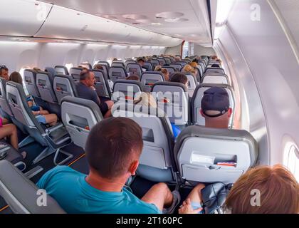 Passagiere in einem Flugzeug sitzen geduldig und warten auf den Start. Stockfoto