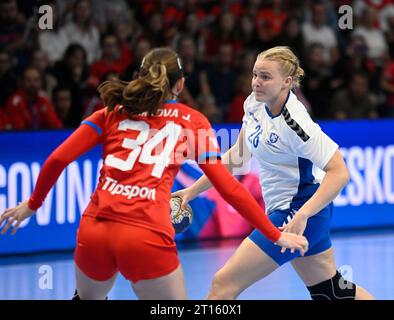 Zlin, Tschechische Republik. Oktober 2023. Von links die Tschechische Julie Frankova, Hanna Nyman aus Finnland im Einsatz während der Qualifikation der Handball-Europameisterschaft der Frauen in der Gruppe 3: Tschechische Republik gegen Finnland in Zlin, Tschechische Republik, 11. Oktober 2023. Quelle: Dalibor Gluck/CTK Photo/Alamy Live News Stockfoto