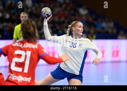 Zlin, Tschechische Republik. Oktober 2023. Von links Tschechische Veronika Mikulaskova, Ellen Voutilainen aus Finnland in Aktion während der Qualifikation der Handball-Europameisterschaft der Frauen in der Gruppe 3: Tschechische Republik gegen Finnland in Zlin, Tschechische Republik, 11. Oktober 2023. Quelle: Dalibor Gluck/CTK Photo/Alamy Live News Stockfoto