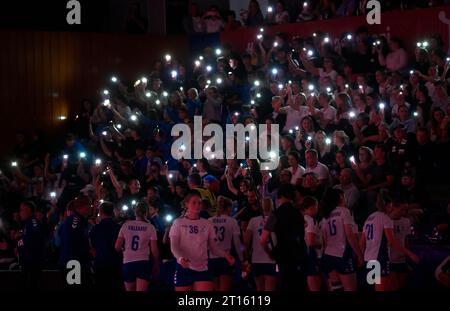 Zlin, Tschechische Republik. Oktober 2023. Tschechische Fans in Aktion während der Qualifikation der Handball-Europameisterschaft der Frauen in der Gruppe 3: Tschechische Republik gegen Finnland in Zlin, Tschechische Republik, 11. Oktober 2023. Quelle: Dalibor Gluck/CTK Photo/Alamy Live News Stockfoto