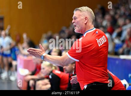 Zlin, Tschechische Republik. Oktober 2023. Trainer der Tschechischen Republik Bent Dahl in Aktion während der Qualifikation der Handball-Europameisterschaft der Frauen in der Gruppe 3: Tschechische Republik gegen Finnland in Zlin, Tschechische Republik, 11. Oktober 2023. Quelle: Dalibor Gluck/CTK Photo/Alamy Live News Stockfoto